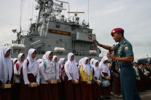 Danlanal Perkenalkan KRI kepada Pelajar