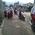 Jalan Berlubang, Warga Porang Minta Dinas PU Segera Perbaiki