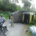 Sopir Mengantuk, Mobil Barang Seruduk Tiang Listrik