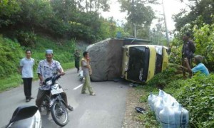 Sopir Mengantuk, Mobil Barang Seruduk Tiang Listrik