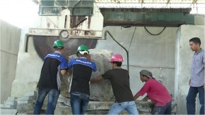 Mahasiswa Poltas sedang memotong Batu Mar Mar menggunakan mesin