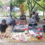 Perempuan Aceh Selatan Meraup Rupiah dari Sampah