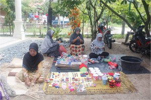 Perempuan Aceh Selatan Meraup Rupiah dari Sampah