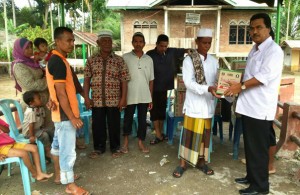 Relawan Tarmizi Karim Bantu Korban Banjir Lhoksukon