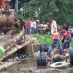 Truk Bermuatan Sawit Terjun Bebas ke Sungai