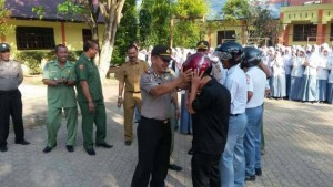 Polisi Saweu Sikula, Siswa Diberikan Helm dan Tas