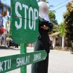 Polwan dan WH Razia Lelaki Tak Shalat Jumat