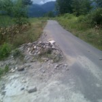 Salah satu tumpukan material proyek di Jalan Porang-Anak Reje.