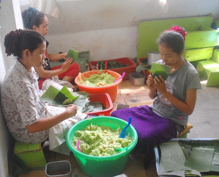 Nagasari ketika Proses Bungkusan Sebelum di Kukus. (Pikiran Merdeka/Joniful Bahri)