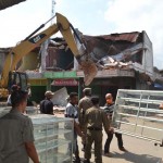 Dibongkar, Kios Bertingkat di Pusat Kota Idi