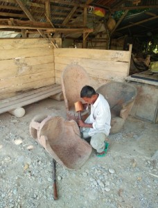 kursi terbuat dari batang kelapa