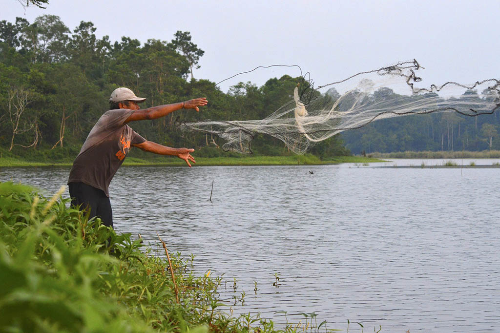 Warga menjala ikan di danau Dam V, Cot Girek Aceh Utara