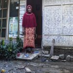 Aminah di halaman rumahnya di Geuceu Menara, Banda Aceh. (Foto Oviyandi Emnur)
