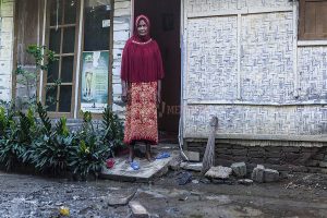 Aminah di halaman rumahnya di Geuceu Menara, Banda Aceh. (Foto Oviyandi Emnur)