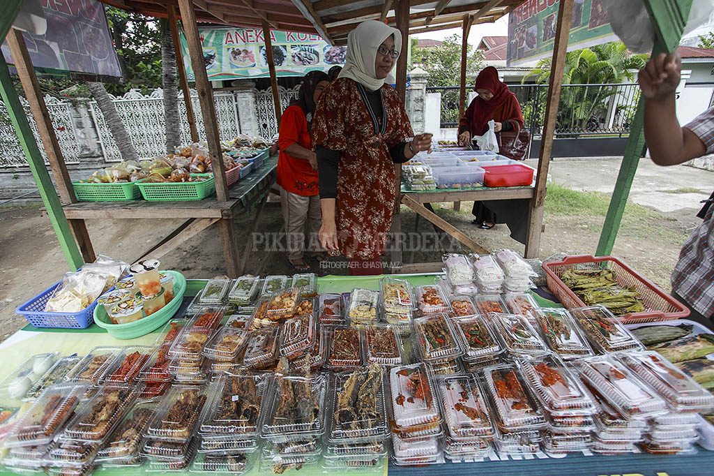 Nurhayati (45) yang saban sore memilih berdagang di tepi jalan T P Nyak Makam, Lampineung, Banda Aceh.