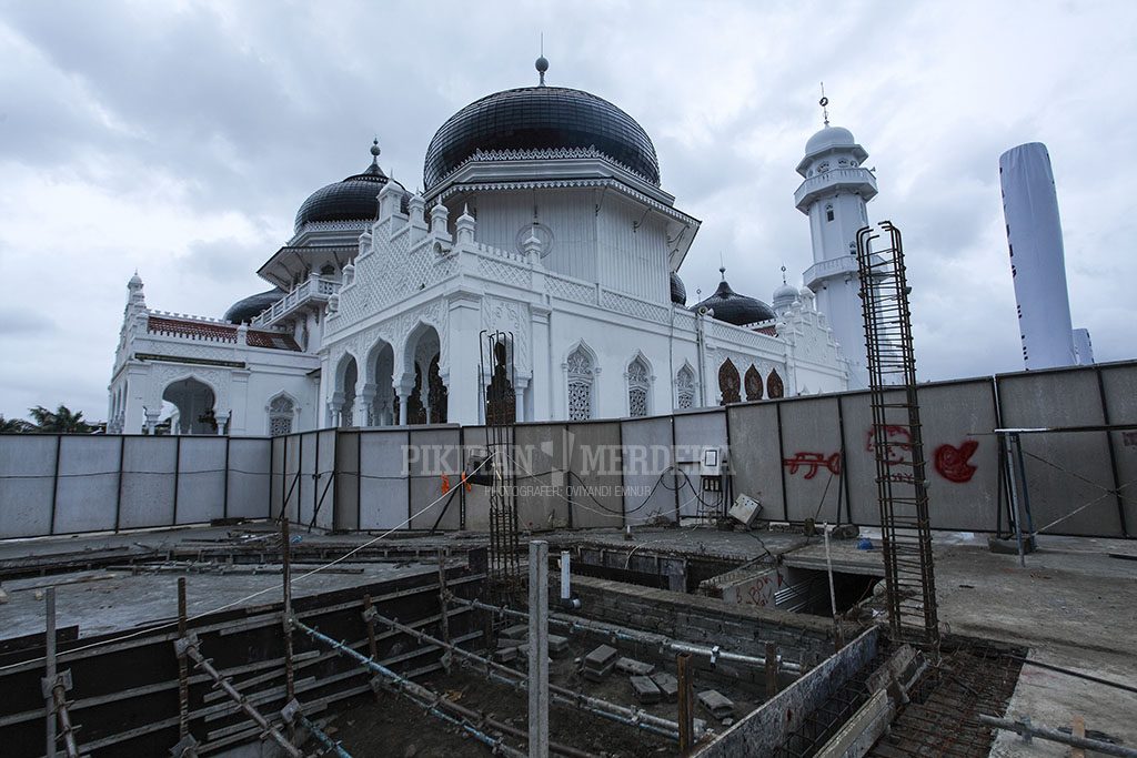 Pembangunan Mesjid Raya Baiturrahman Banda Aceh.