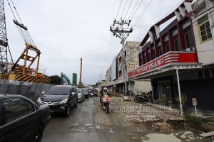 Pembangunan proyek fly over Simpang Surabaya, Banda Aceh. (Foto Pikiran Merdeka/Oviyandi)
