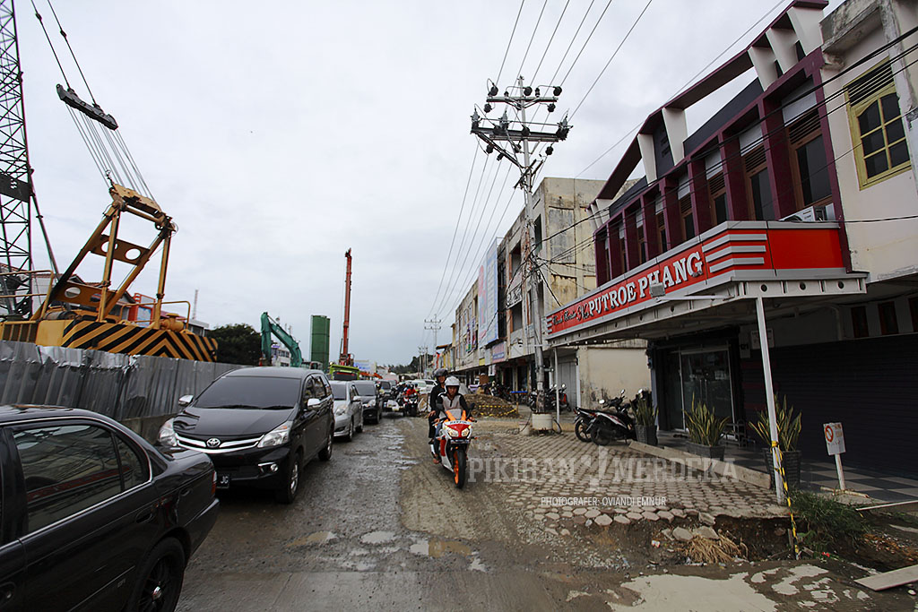 Pembangunan proyek fly over Simpang Surabaya, Banda Aceh. (Foto Pikiran Merdeka/Oviyandi)