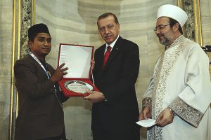 Takdir Feriza Menerima piagam juara MTQ internasional dari Presiden Tayyip Erdogan