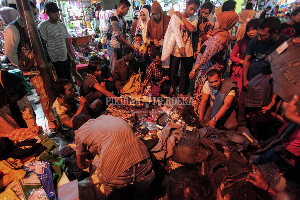 Pedagang Kaki Lima di Pasar Atjeh (Foto PM/Oviyandi Emnur).