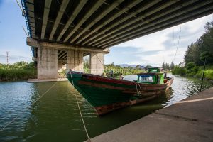 Aliran sungai krueng Aceh di bawah kolong jembatan Pango. (Photo Pikiran Merdeka,Oviyandi Emnur)