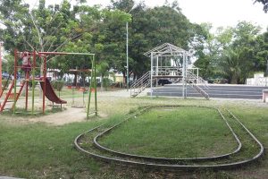 Seorang anak bermain di porosotan dalam Taman Sari Banda Aceh. (Foto Makmur Dimila)