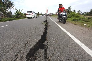 Jalan retak akibat gempa di kawasan Trienggadeng, Desember 2016. (Foto Oviyandi)