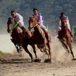 Tanpa pelana joki-joki cilik memacu kuda dengan kecepatan penuh. Beradu tangkas untuk menjadi sang juara.