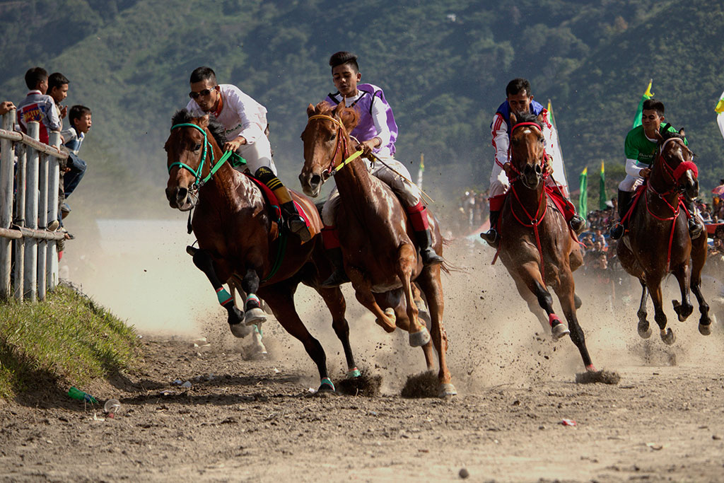 Tanpa pelana joki-joki cilik memacu kuda dengan kecepatan penuh. Beradu tangkas untuk menjadi sang juara. (Foto PM/Oviyandi Emnur)