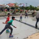 Bersepatu Roda di Taman Ratu