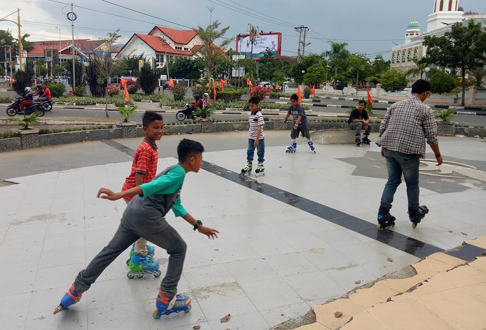 Bersepatu Roda di Taman Ratu