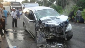Diduga Sopir Mengantuk, Avanza Tabrak Mobil Box di Lembah Seulawah