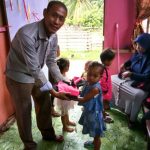 PAUD Lambang Bangsa Bagi-bagi Seragam untuk Murid Miskin