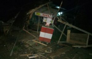 Dua Kios Rusak Parah Dihantam Dump Truck di Aceh Utara, Sopir Melarikan Diri