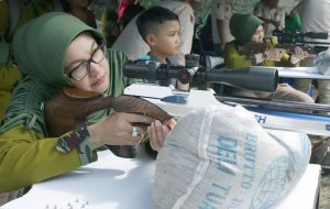 HUT Ke-72 TNI, Ibu Persit Ikut Kejuaraan Menembak