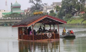 Yuuk! Ngopi di Cafe Apung Sanggamara Sambil Susuri Krueng Aceh