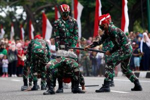 FOTO : Atraksi Ekstrim Meriahkan HUT TNI