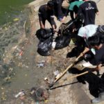 Prihatin Kondisi Lingkungan, Belasan Siswa Bersihkan Krueng Daroy