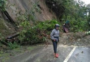 Hujan, Jalan Penghubung Dua Kecamatan Tertimbun Tanah Longsor