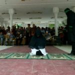 Satu Pasangan Mesum Dicambuk di Langsa