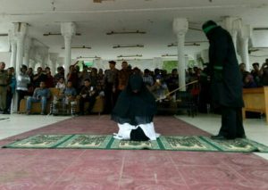 Satu Pasangan Mesum Dicambuk di Langsa