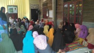 Suasana Duka di Rumah Bupati Pidie, Ratusan Orang Menunggu Jenazah Almh Syarifah