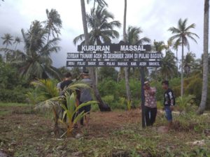Pemuda Pulau Baguk Bersihkan Kuburan Massal Korban Tsunami