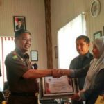 Ikut Sukseskan Pilkada, KIP Abdya Serahkan Penghargaan Kepada Kajari