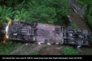 Bus Sempati Star BL 7558 AA masuk jurang di jalur lintas Singkil-Subulussalam.