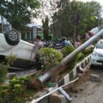 Sopir Mengantuk, Avanza Tabrak Lampu Jalan di Langsa