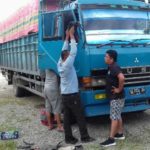Petugas Sat Narkoba Polres Singkil saat menggeledah truk di depan Mapolsek Suro.(pikiranmerdeka.co/IST)