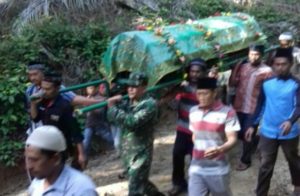 Perilaku Anggota Babinsa di Singkil Ini Patut Ditiru