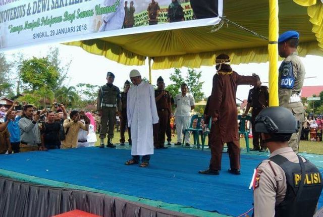 Pasangan mesum di cambuk di Aceh Singkil.