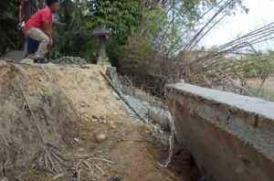 Pengaman tebing sungai di Gampong Teupin Jeu Sudah Ambruk.